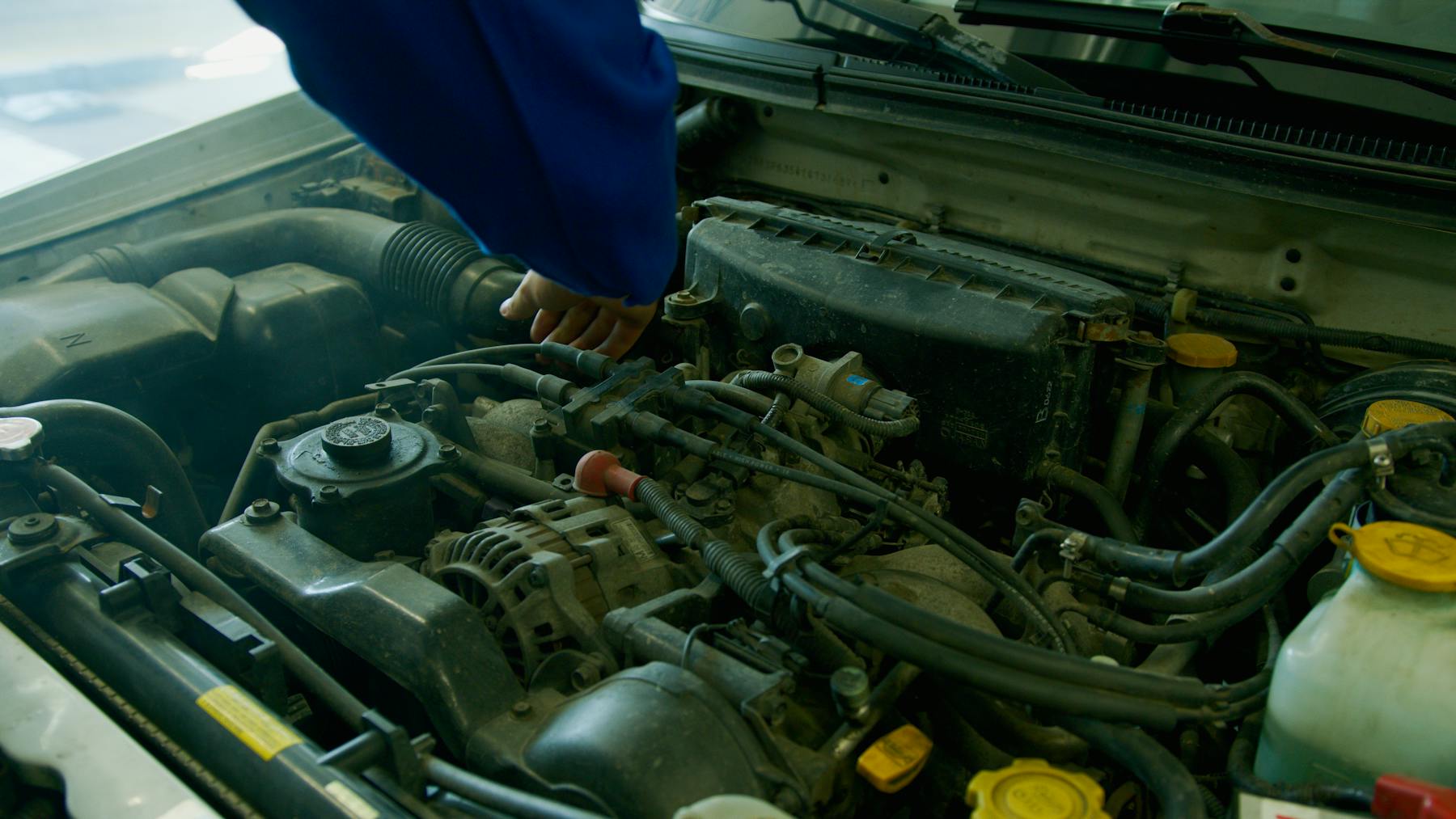 Motor automotivo revisado em bancada de manutenção